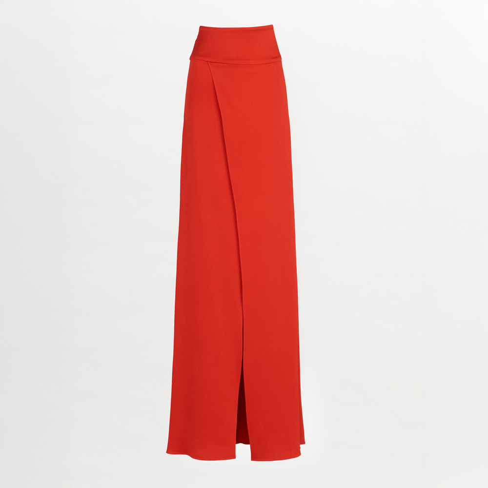 A glamorous Pinar Skirt Rouge with a side slit.