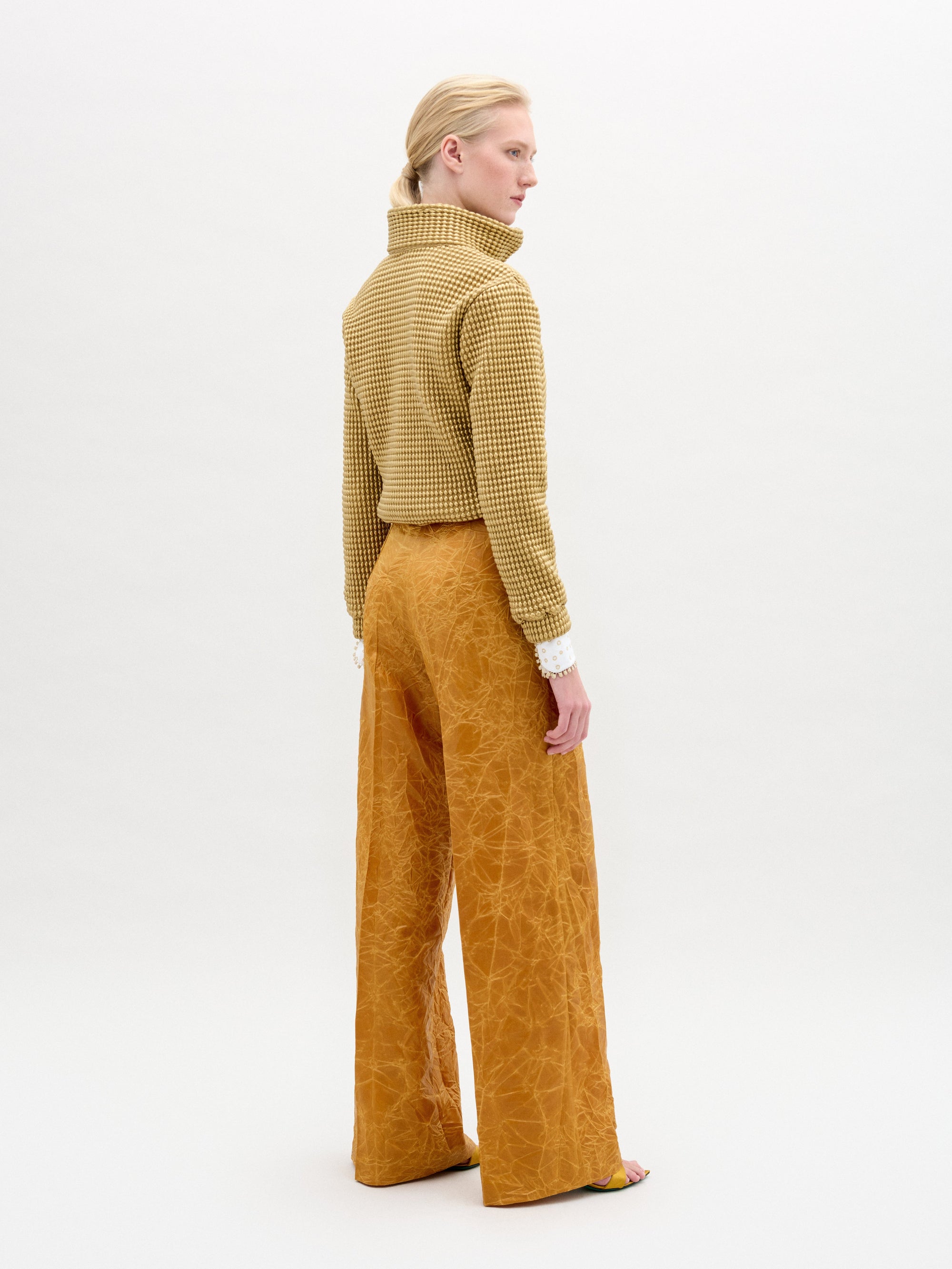 ZALTAJACKET-GOLD_EMINEPANT-MUSTARD_BACK_FALL2025